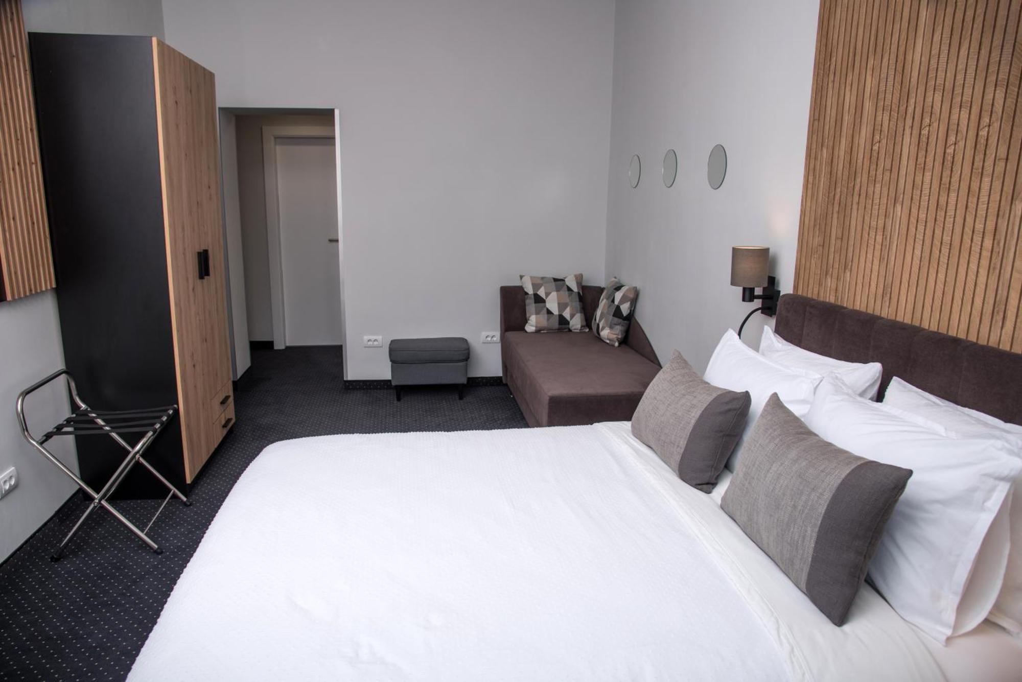 Republic Square Luxury Suites Belgrado Esterno foto